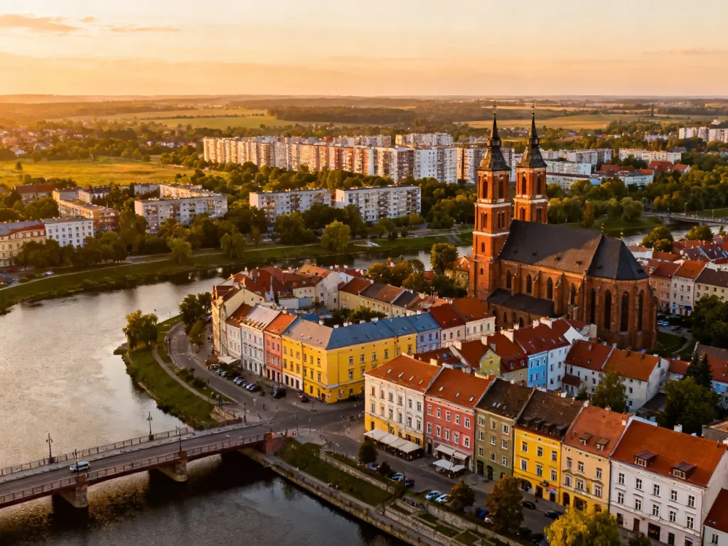 Panorama Opola o zachodzie słońca z widocznym starym miastem nad Odrą i charakterystycznym kościołem, no text on the picture